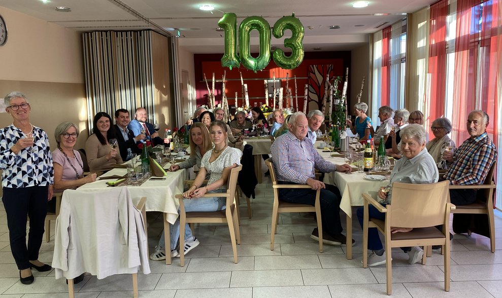 Alle stoßen auf den 103. Geburtstag mit der Jubilarin an.