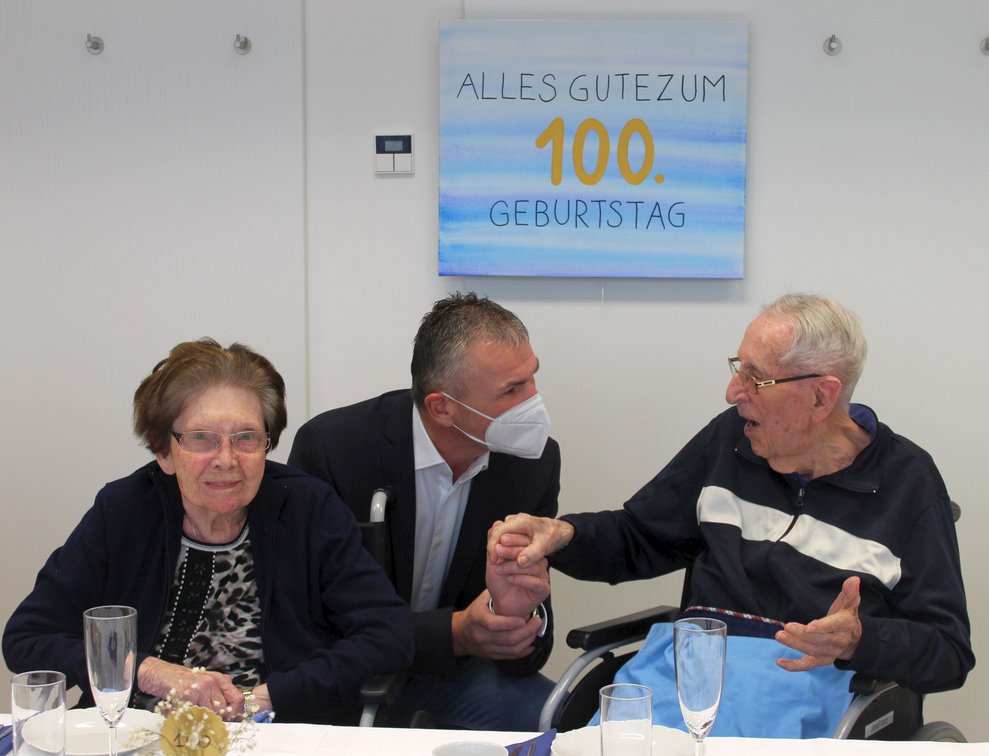 Pflegedirektor Hermann Köhler, MSc schließt sich diesen Glückwünschen an und unterhält sich bestens mit dem Jubilar.