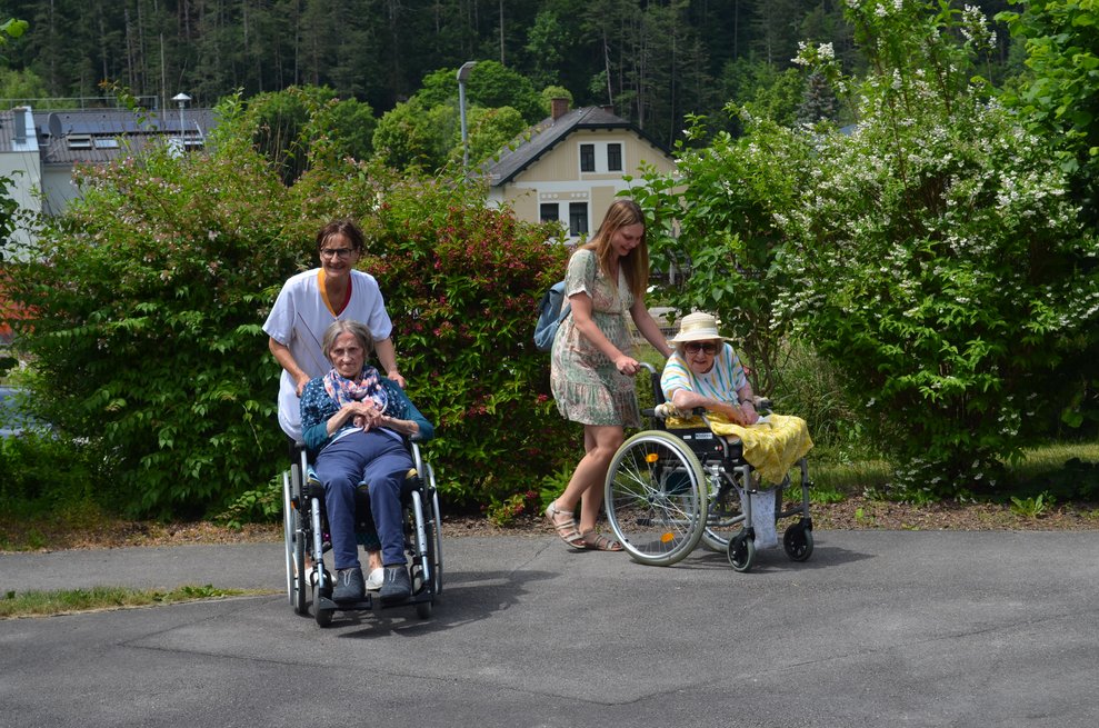 Bewohnerinnen am Weg zum Pavillon