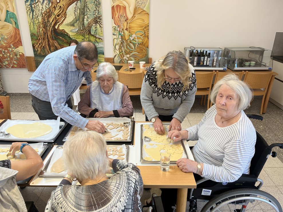 Menschen backen Kekse