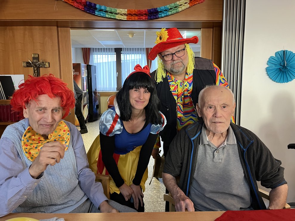 Zwei Bewohner mit Dir. Strozer und PD Felber