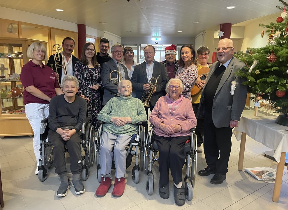 Gruppenfoto bei der Weihnachtsfeier.
