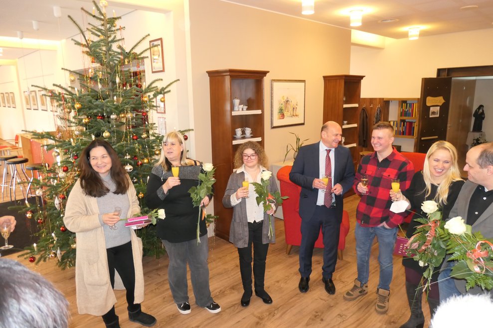 Einige Personen mit Sekt.