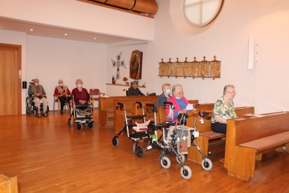 BewohnerInnen sitzen in der Kapelle.