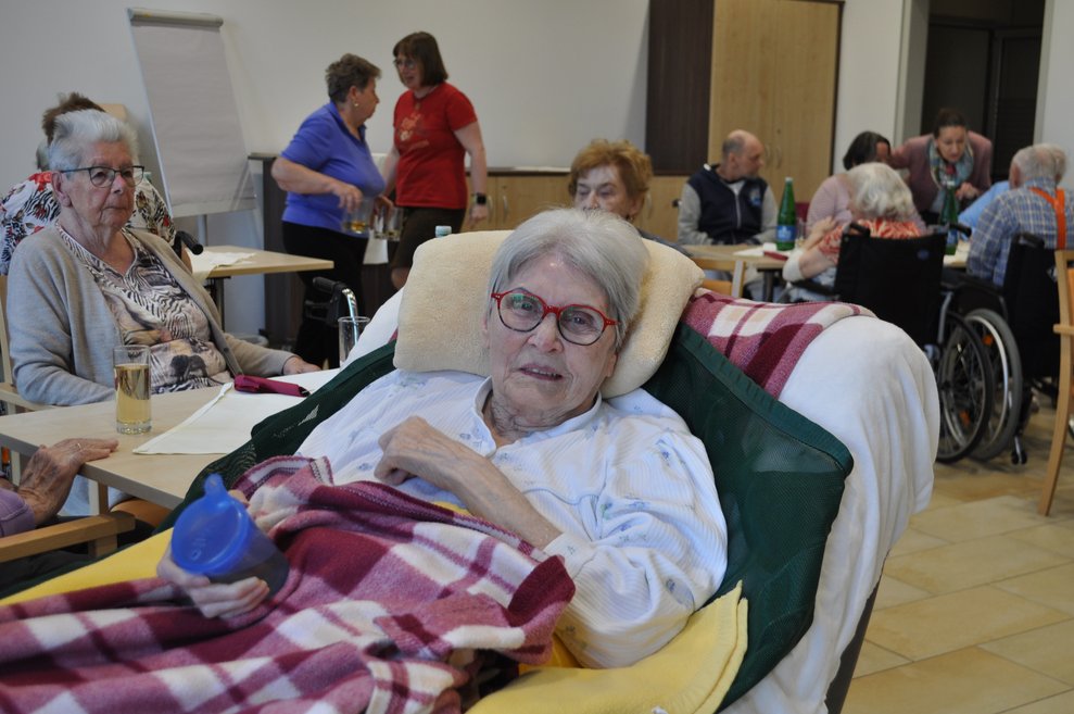 eine ältere Dame im Cosy Chair beim Fest zum Maibaum aufstellen