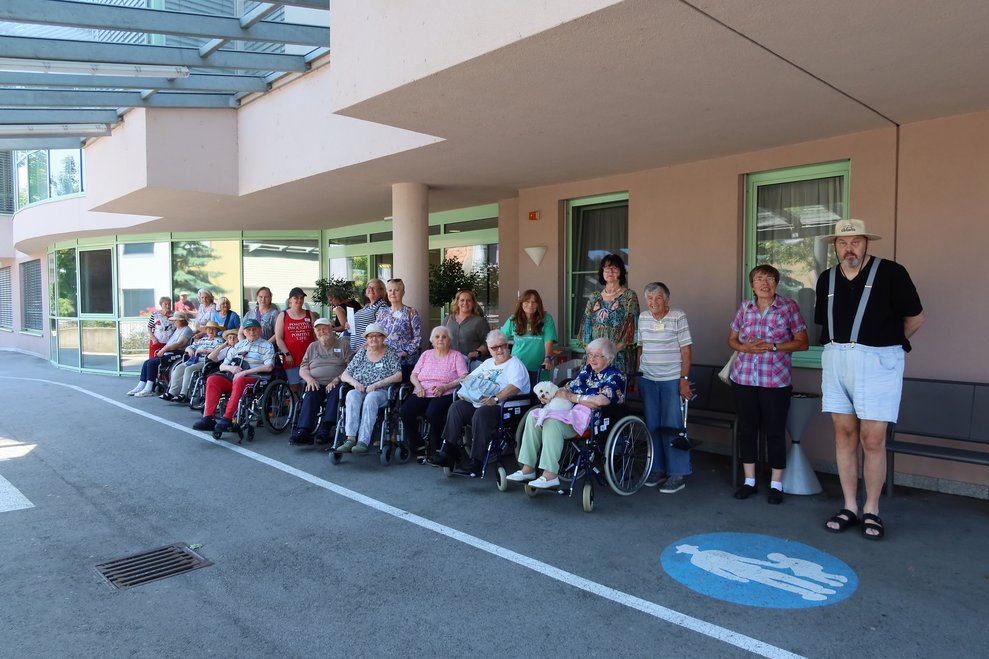 Warten vor dem Haus