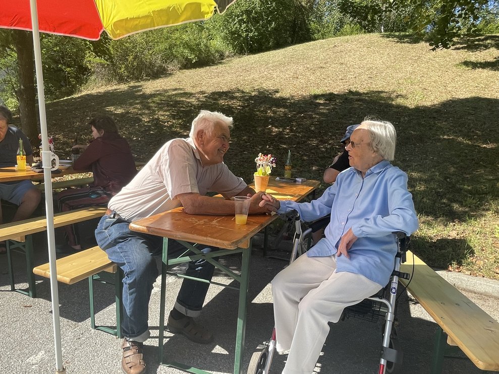 Ein Mann und eine Frau am Gartenfest. 