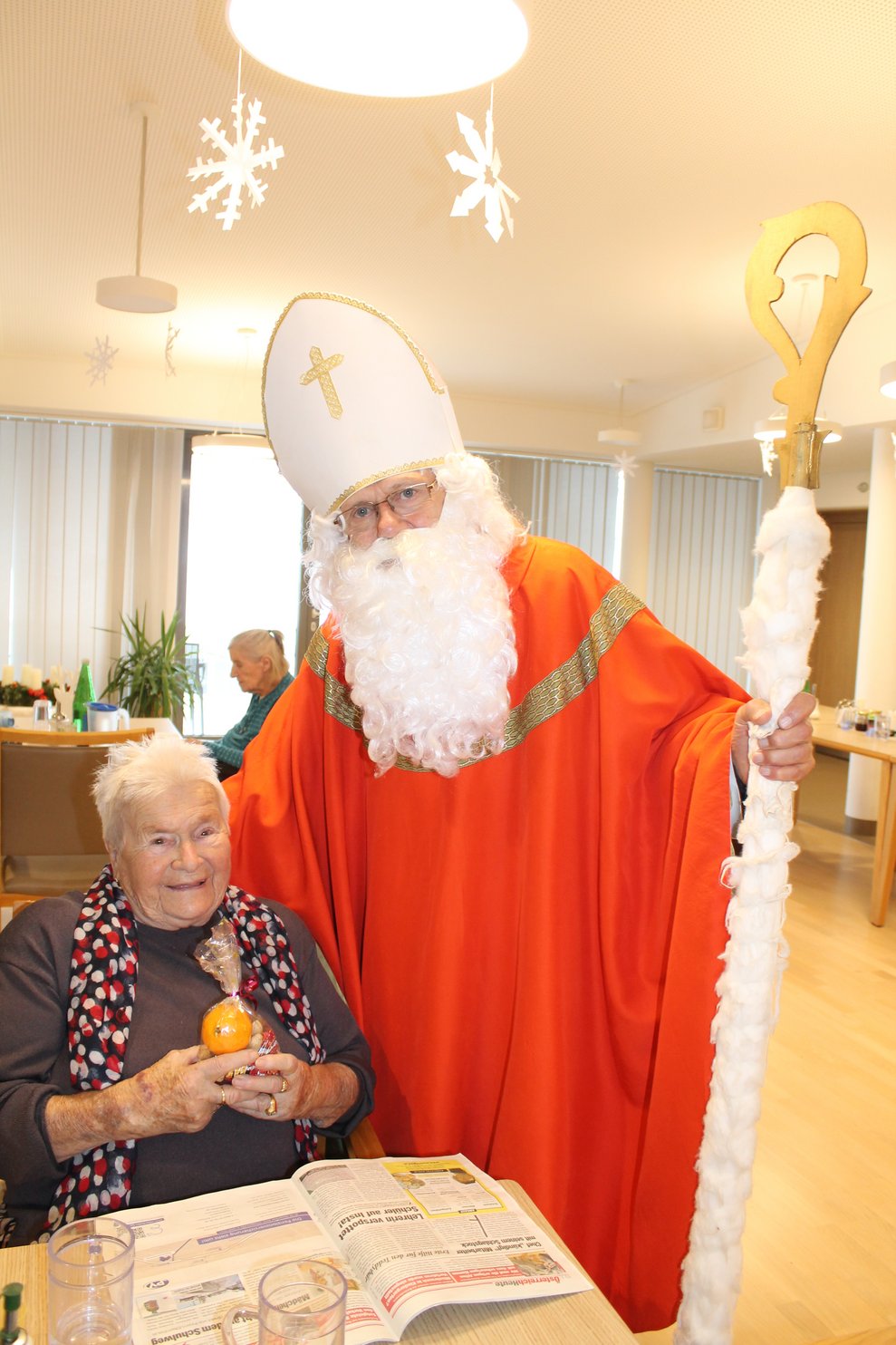 Nikolaus mit Bewohner