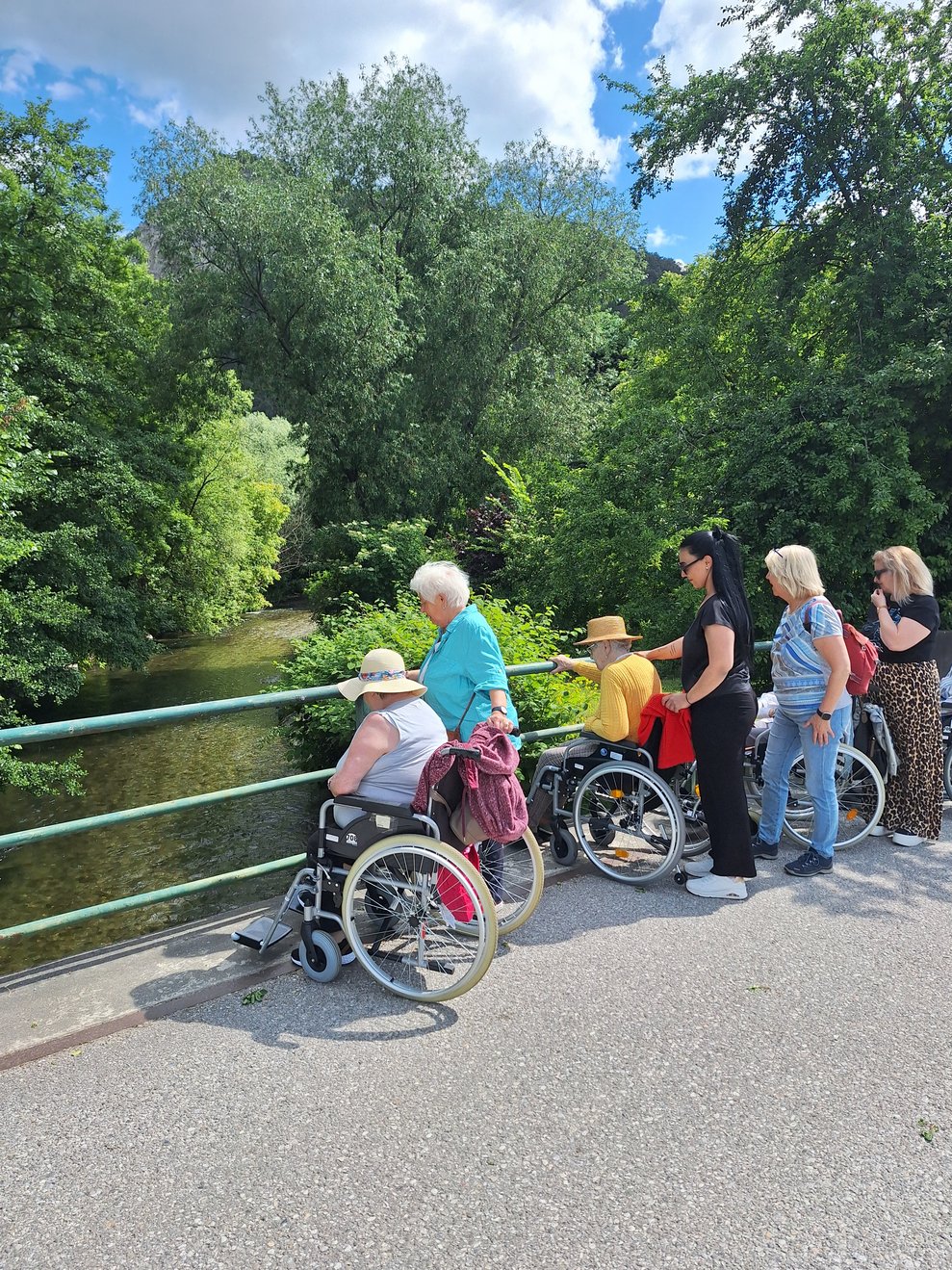Kurze Rast auf der Brücke, die über die Pitten führt.
