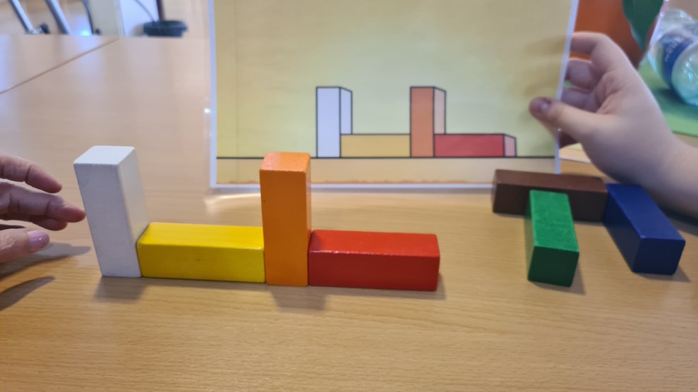 Mit diesen Holzblöcken wird die visuelle Wahrnehmung gefördert.