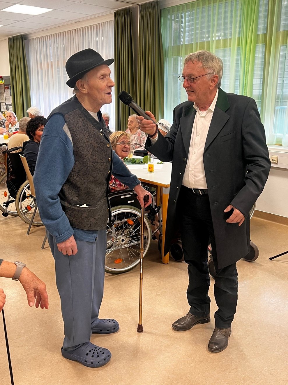 ein Bewohner singt ein Ständchen