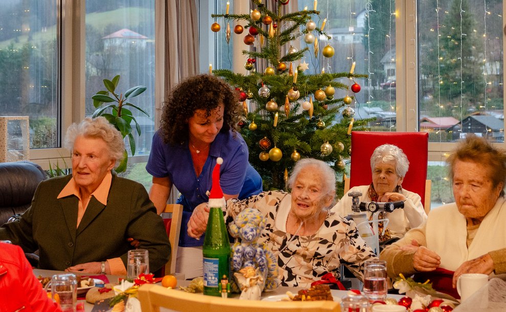 Fünf Damen, im Hintergrund sieht man den Christbaum.