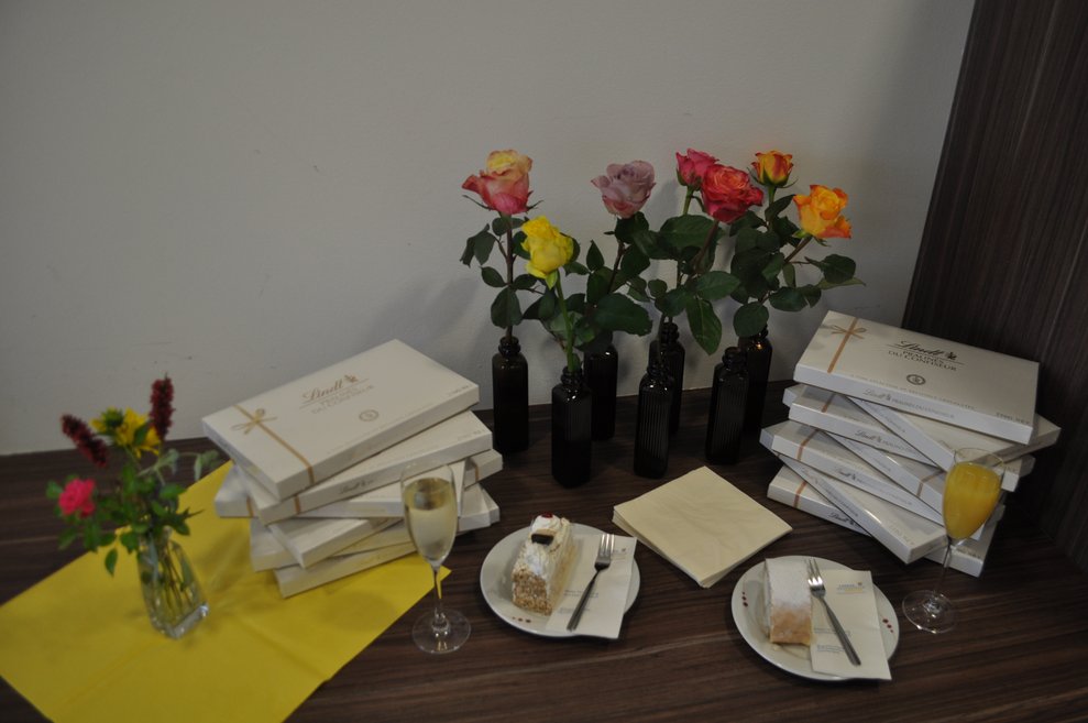 Blumen, Kuchen und Pralinen