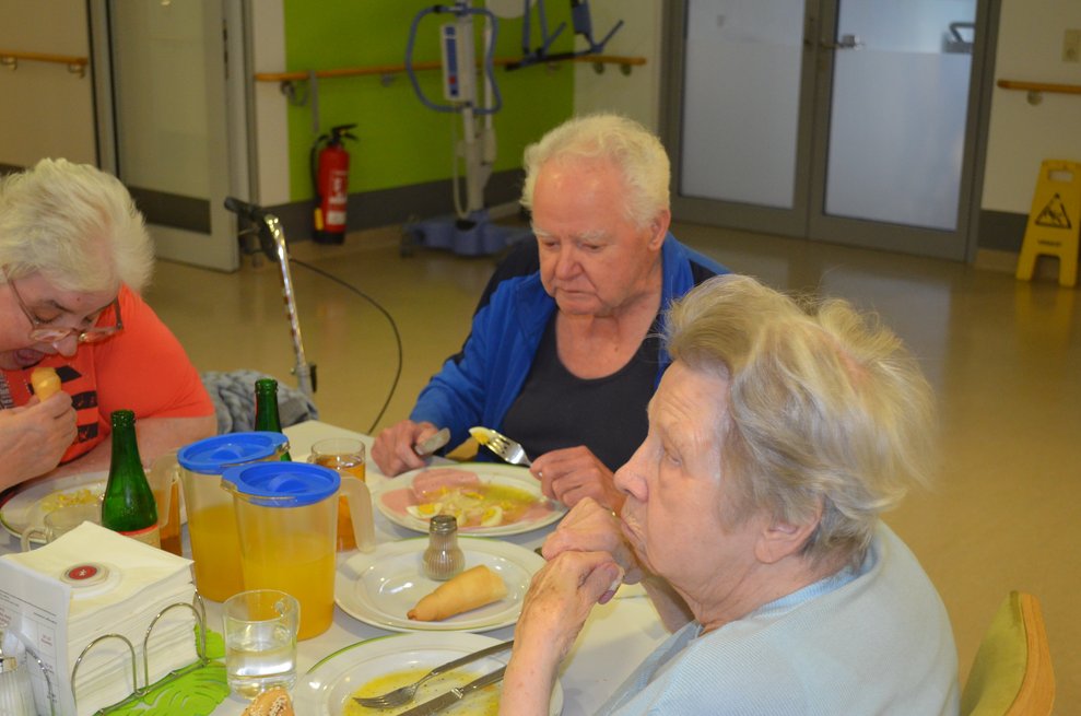 Bewohner beim Essen