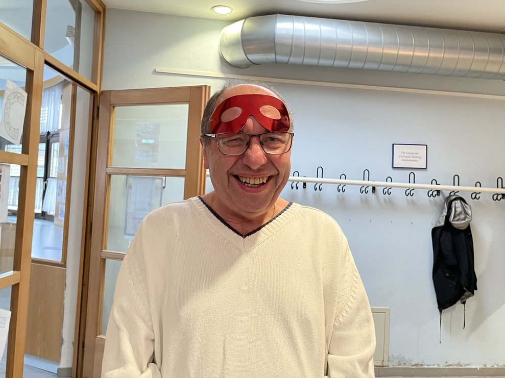 Ein Herr mit Maske. 