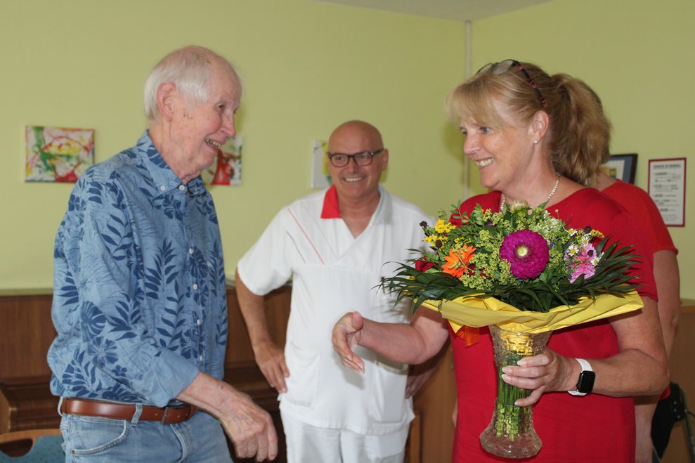 Ehemann wird gratuliert mit Blumenstrauß