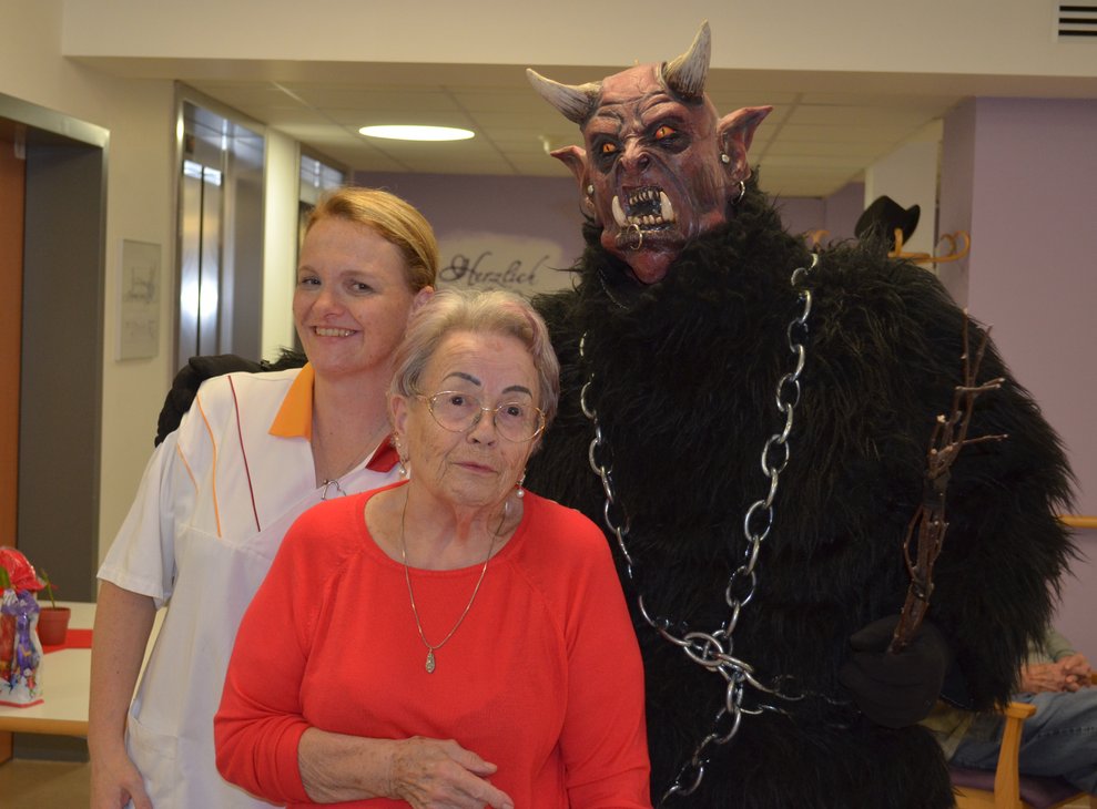 Bewohnerin mit Mitarbeiterin und Krampus