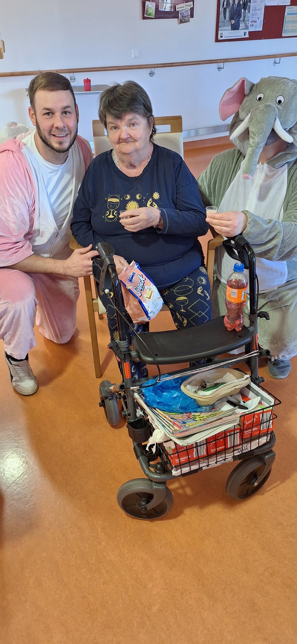 Frau Stickelberger verteilt Manner-Snacks unter den Anwesenden.
