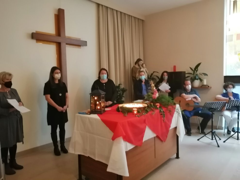 Einige Personen stehen beim Altar der Kapelle
