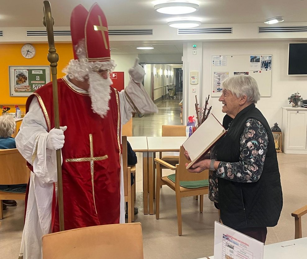Bewohnerin hilft dem hl Nikolaus
