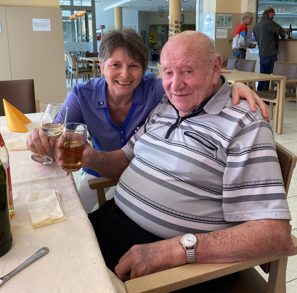 Managerin Ehrenamt und Alltagsbegleitung Martha und Herr Jungherr stoßen auf die schöne Feier an.