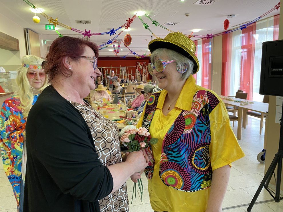Ein Überraschungsgast stellt sich auch noch ein,Kollegin Birgit die Ihre Prüfung zum Pflegeassistent heute bestanden hat. 