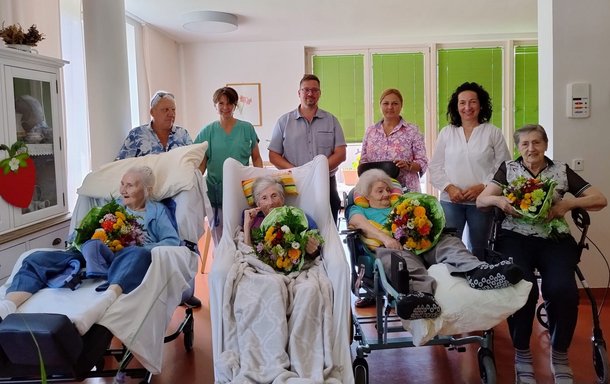 Unsere Jubilarinnen: Frau Ungerhofer Adelheid (90), Frau Heissenberger Ingeburg (85), Frau Hasieber Erika (85) und Frau Ecker Elfriede (85) im Kreis der Gratulanten. Unsere Jubilarinnen: Frau Ungerhofer Adelheid (90), Frau Heissenberger Ingeburg (85), Frau Hasieber Erika (85) und Frau Ecker Elfriede (85) im Kreis der Gratulanten.
