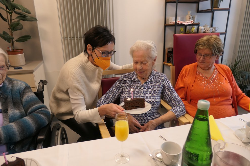 Zwei Damen mit einem Stück Torte.