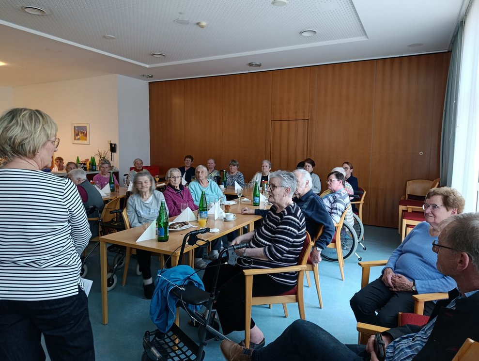Viele BewohnerInnen bei der BewohnerInnenbesprechung. Frau redet.