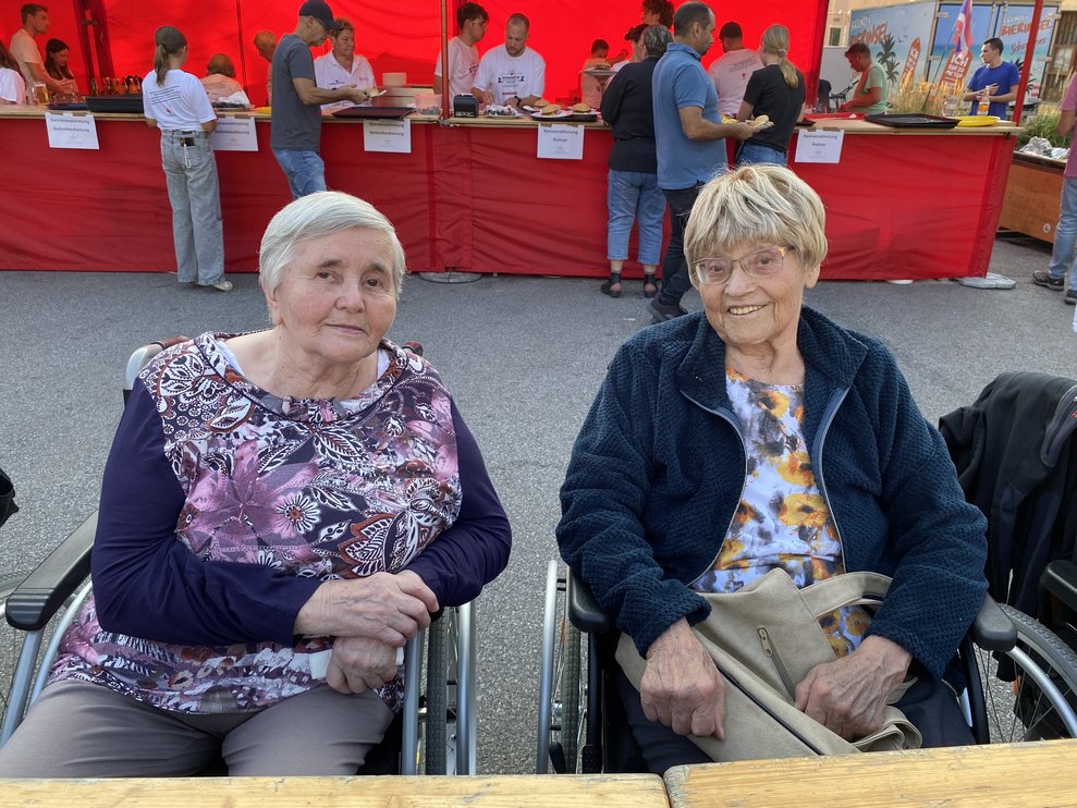 Die Beiden genießen das Straßenfest sichtlich sehr.