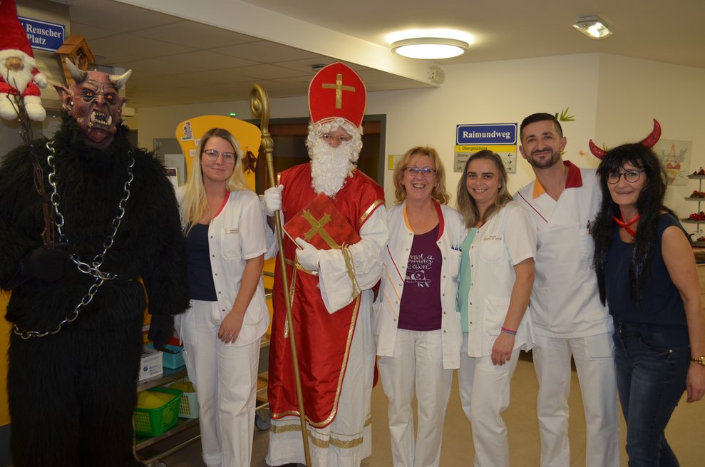 Mitarbeiter mit Krampus und Nikolo