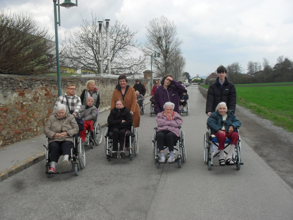 Unsere Zivildiener, FSJ und Ehrenamtlichen machten mit unsern BewohnerInnen einen Spaziergang durch Vösendorf.