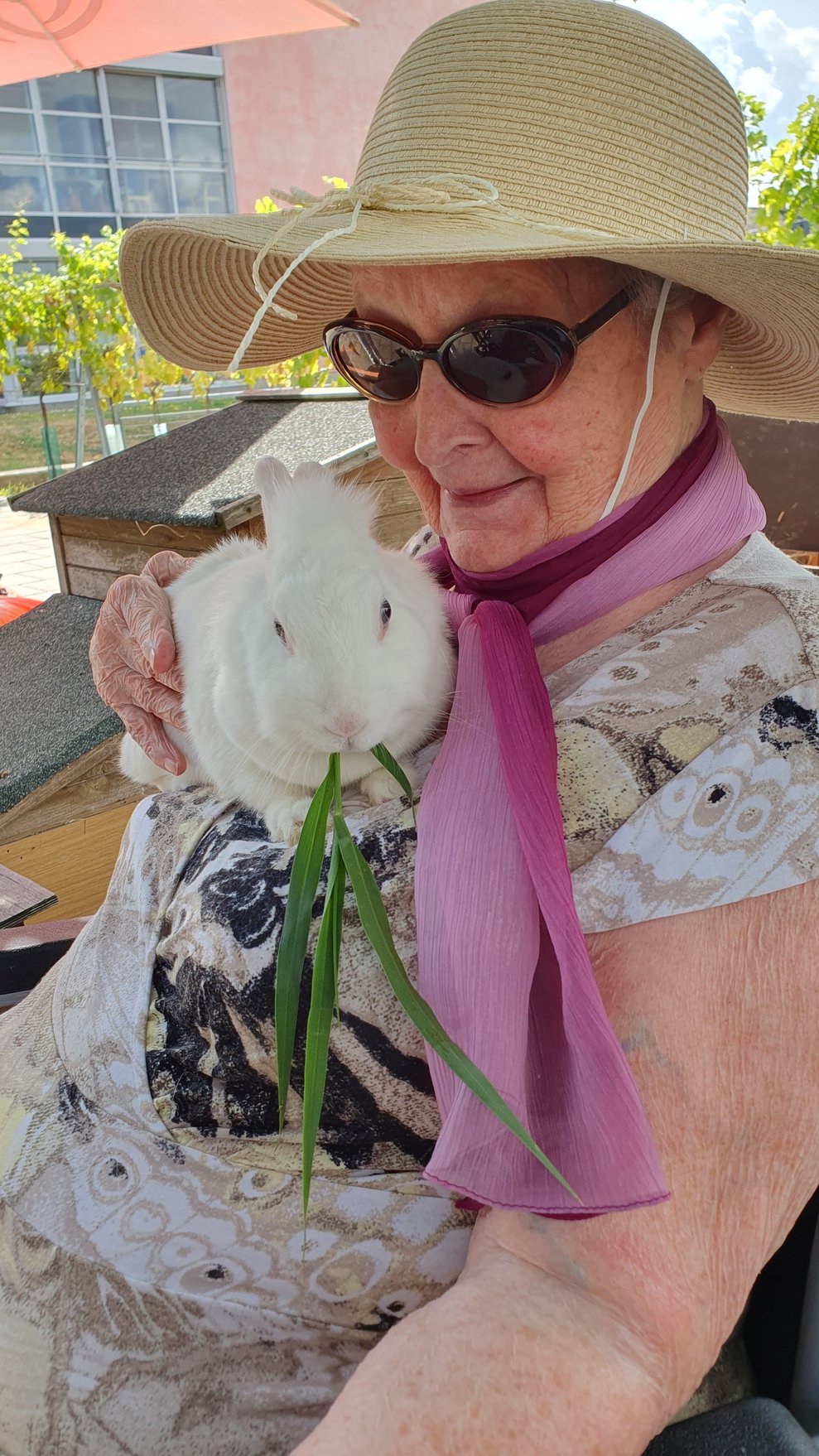 Bewohnerin mit Hasen
