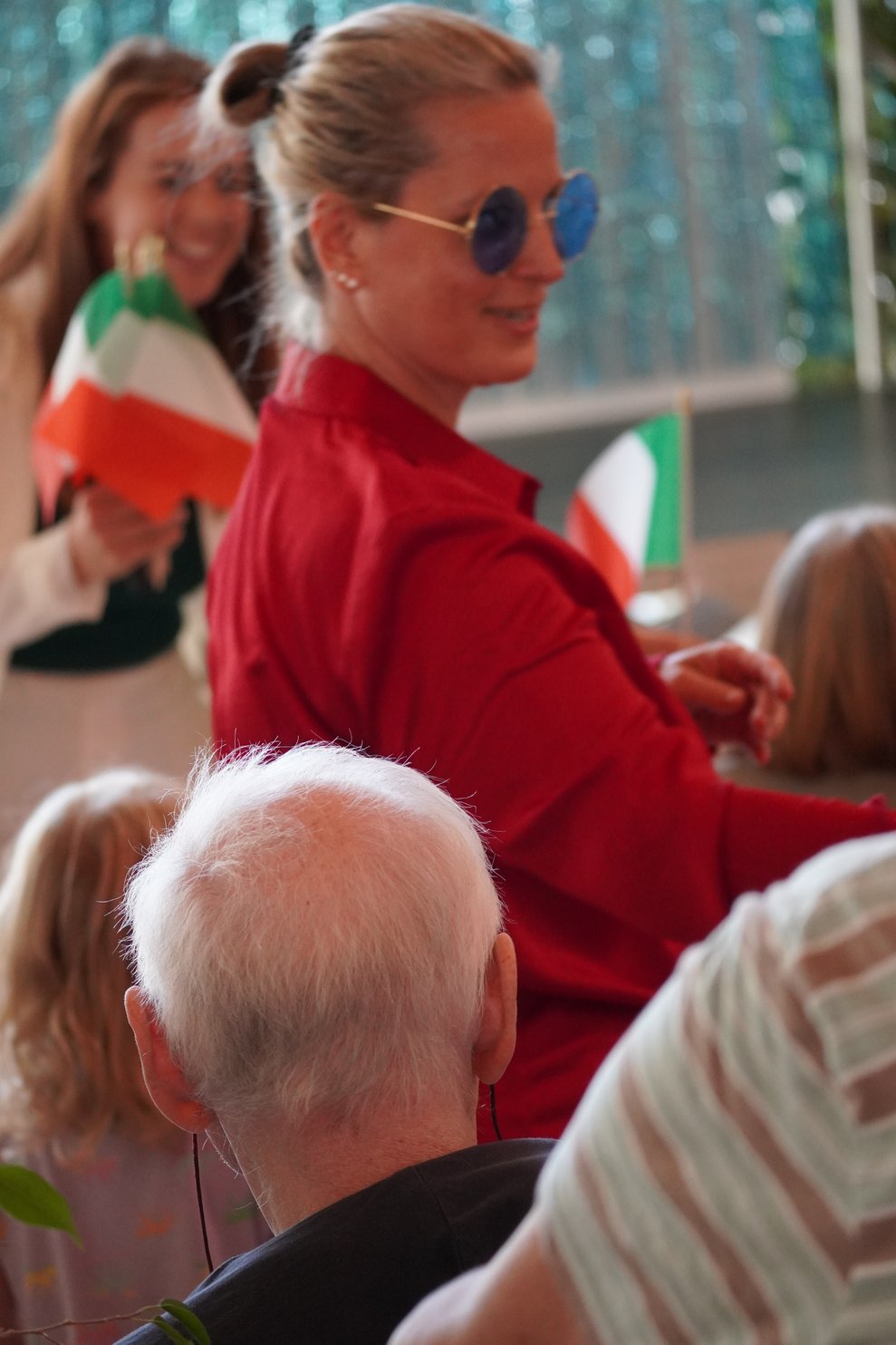 Eine Dame verteilt italienische Fahnen