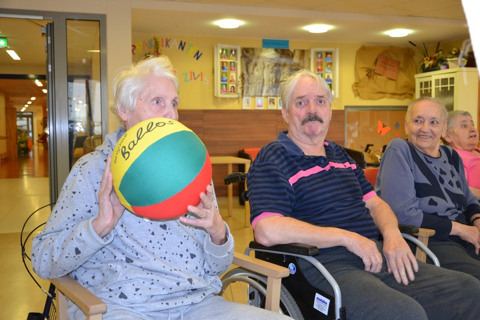 Bewohnerin mit Ball