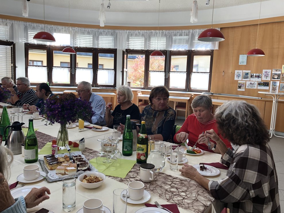 Damen und Herren bei der Ehrenamtsjause. 