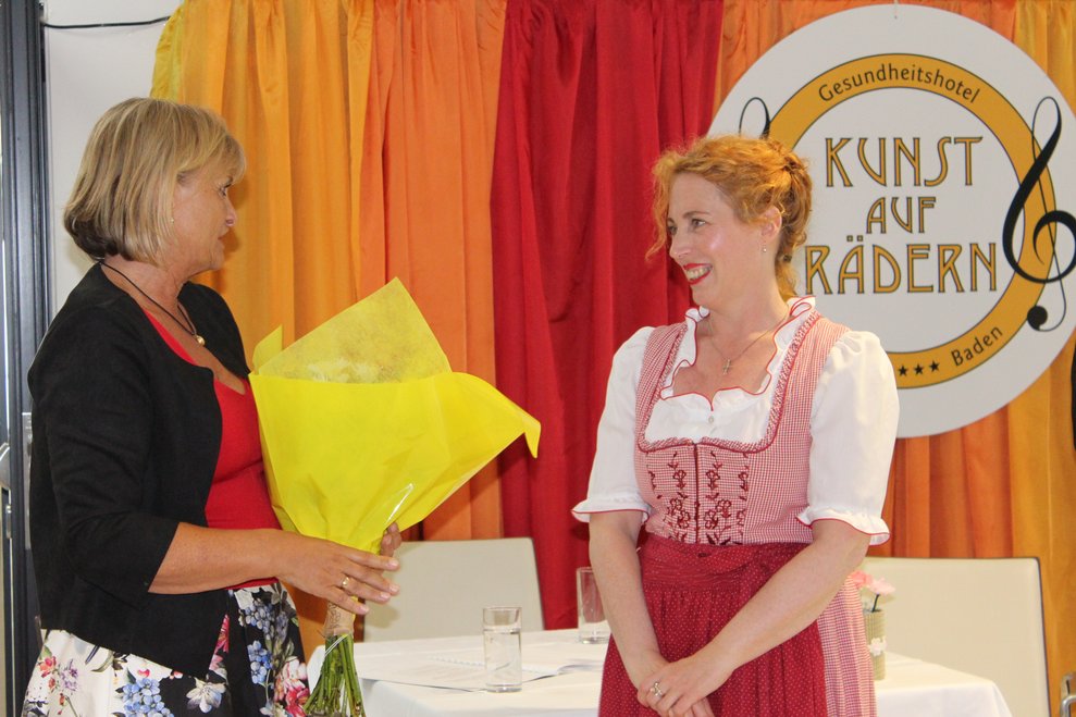 Zum Abschluss überreicht Dir. Stanzel Fr. Grotrian einen farbenfrohen Blumenstrauß.