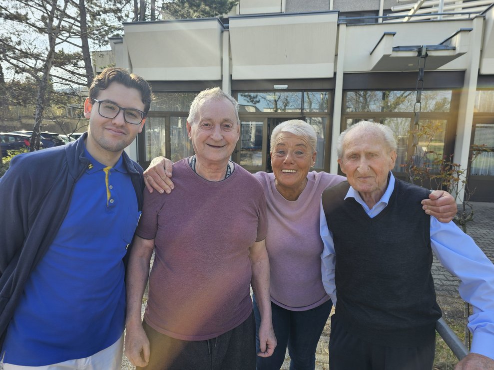 v.l.n.r. Praktikant David, Bewohner Herr R., Ehrenamt Mitarbeiterin Gabi Faltus, Bewohner Herr N. 