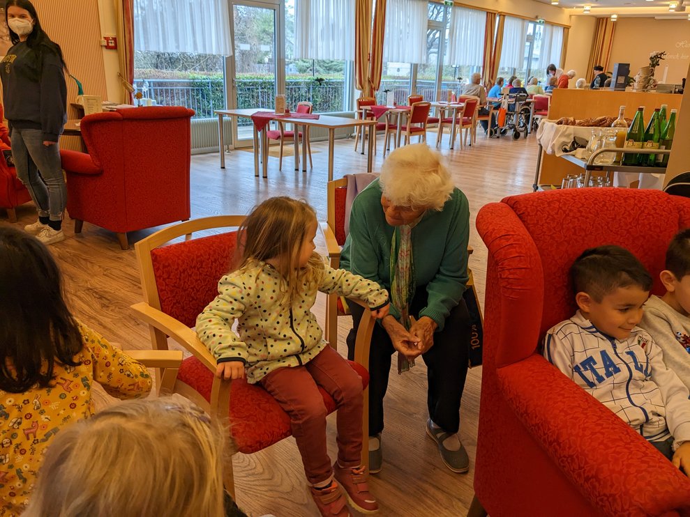 Eine ältere Dame und ein Kind im Gespräch.