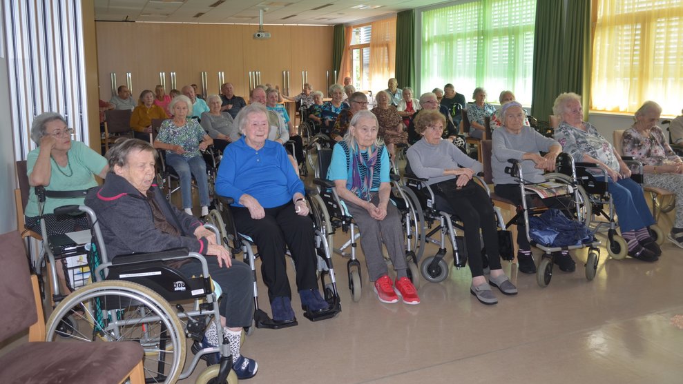 viele Bewohner in der hauseigenen Kapelle
