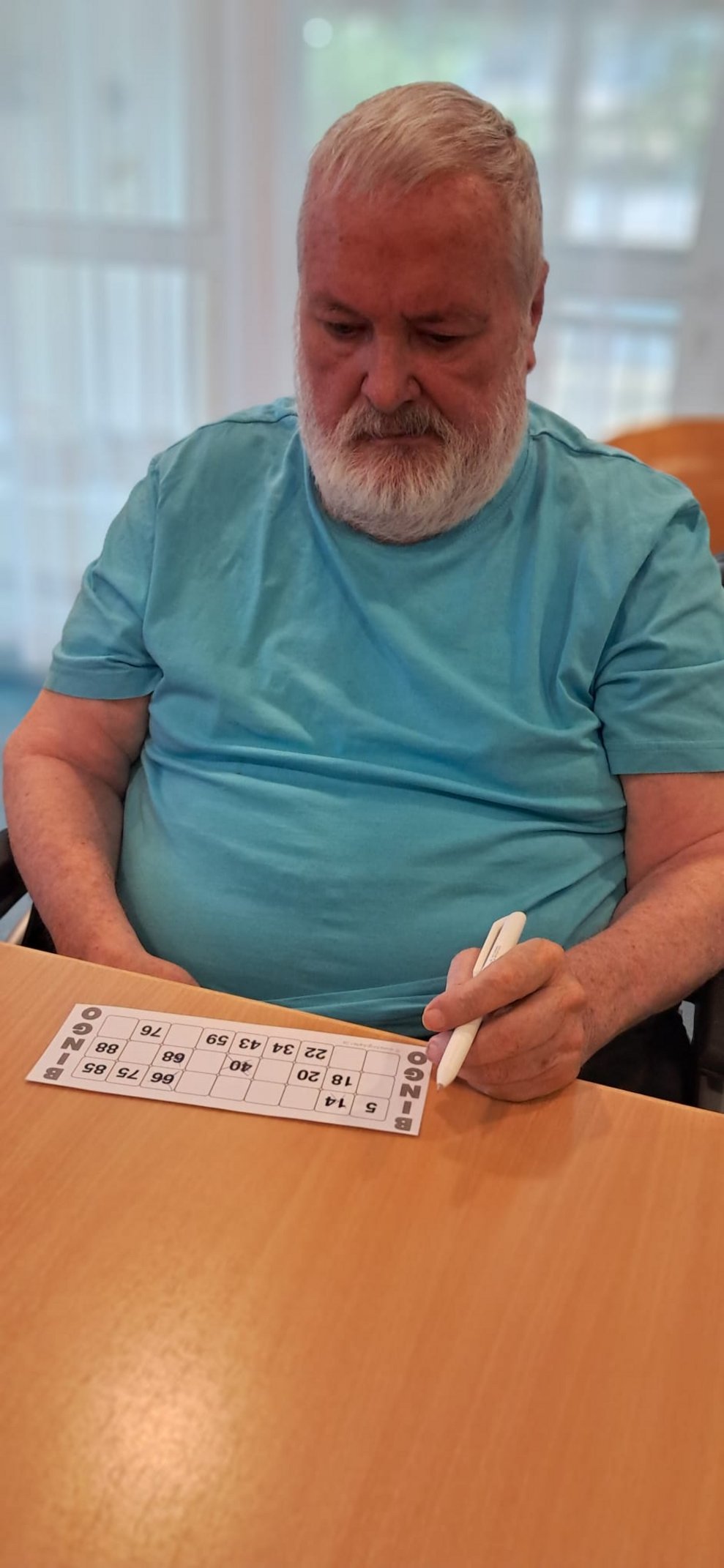 Bewohner beim Bingo spielen.