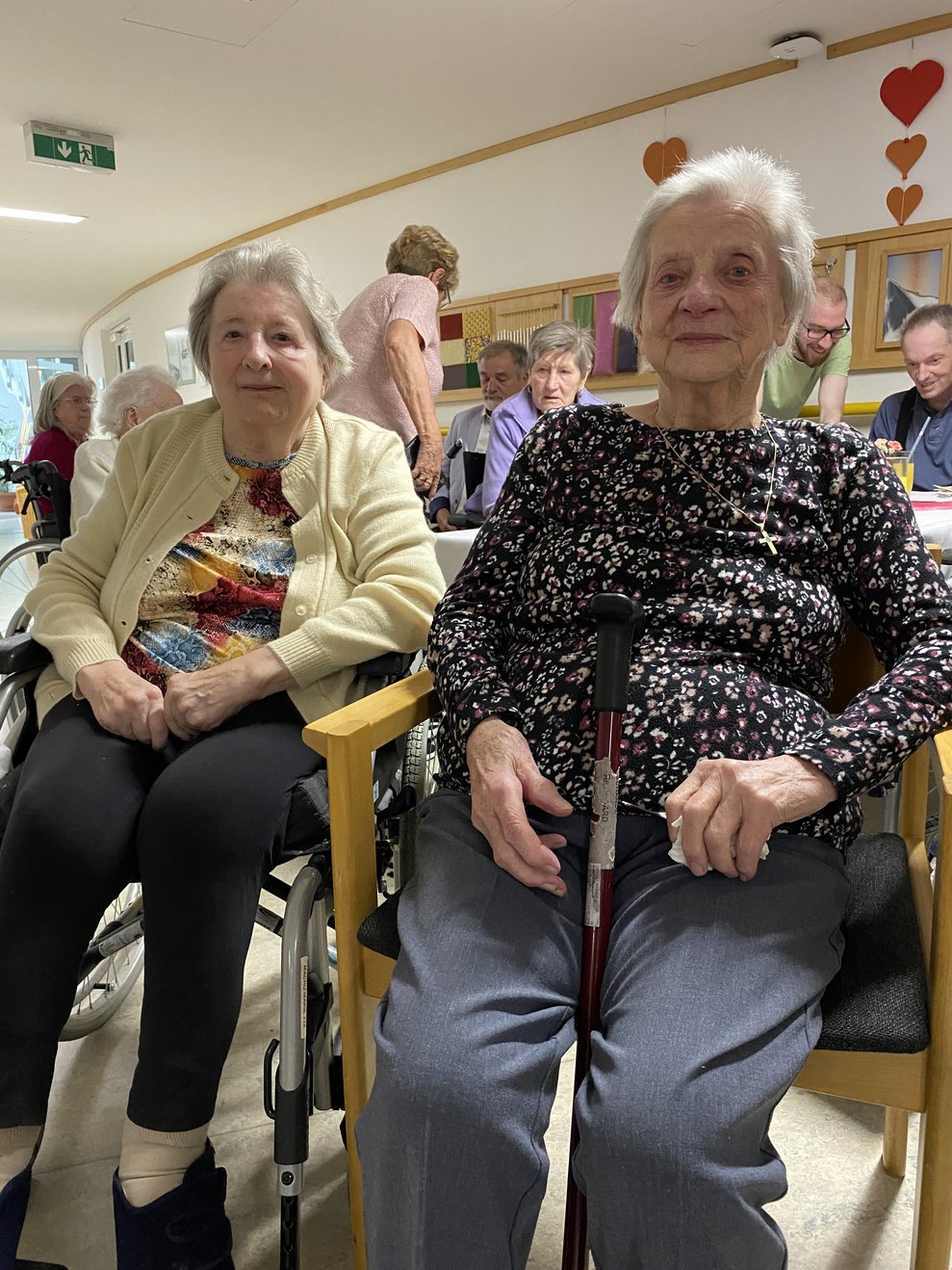 Bewohnerinnen genießen die schönen Lieder zum Muttertag