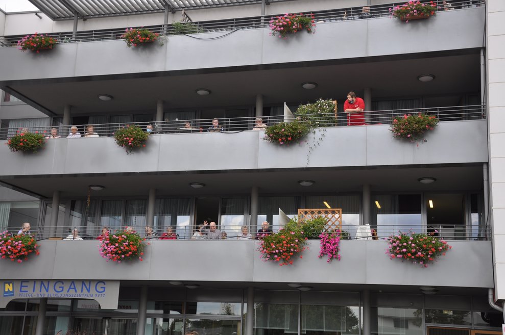 BewohnerInnen am Balkon.