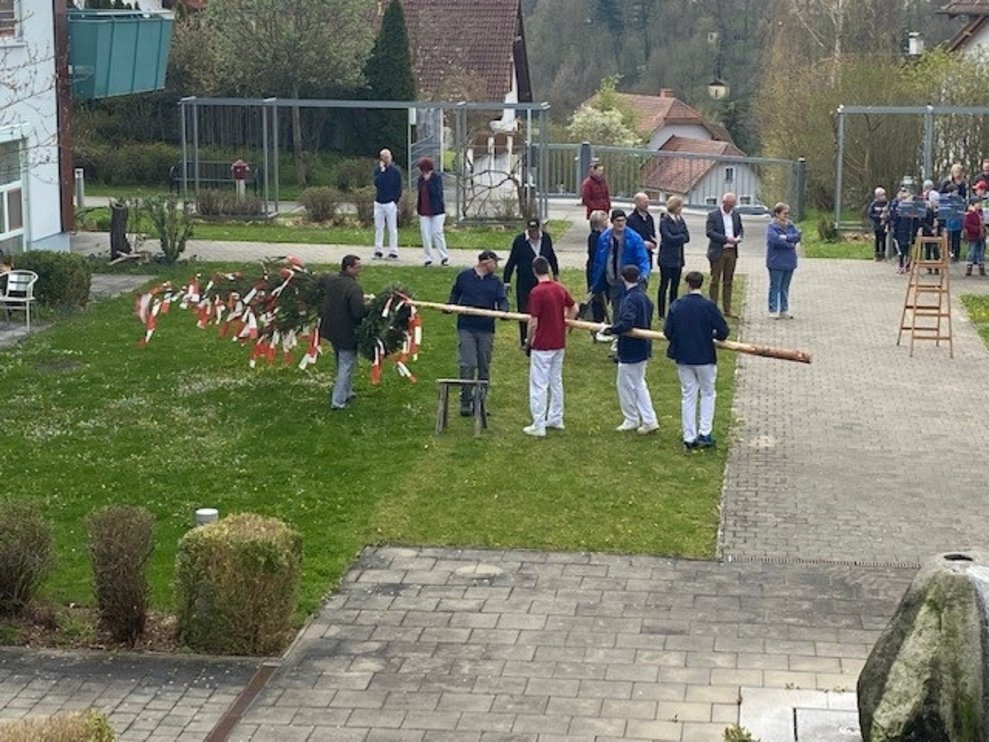 Maibaum aufstellen