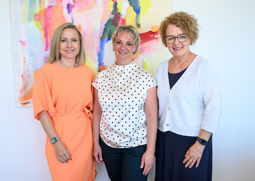 Auch Landesrätin Christiane Teschl-Hofmeister gratulierte herzlich zur neuen Funktion - v.l.n.r.: Doris Slama, MSc, stellvertretende Geschäftsführerin der Gesundheit Weinviertel GmbH, Pflegedirektorin DGKP Sonja Bräunig, MSc., Landesrätin Christiane Teschl-Hofmeister Foto: NLK Burchhart