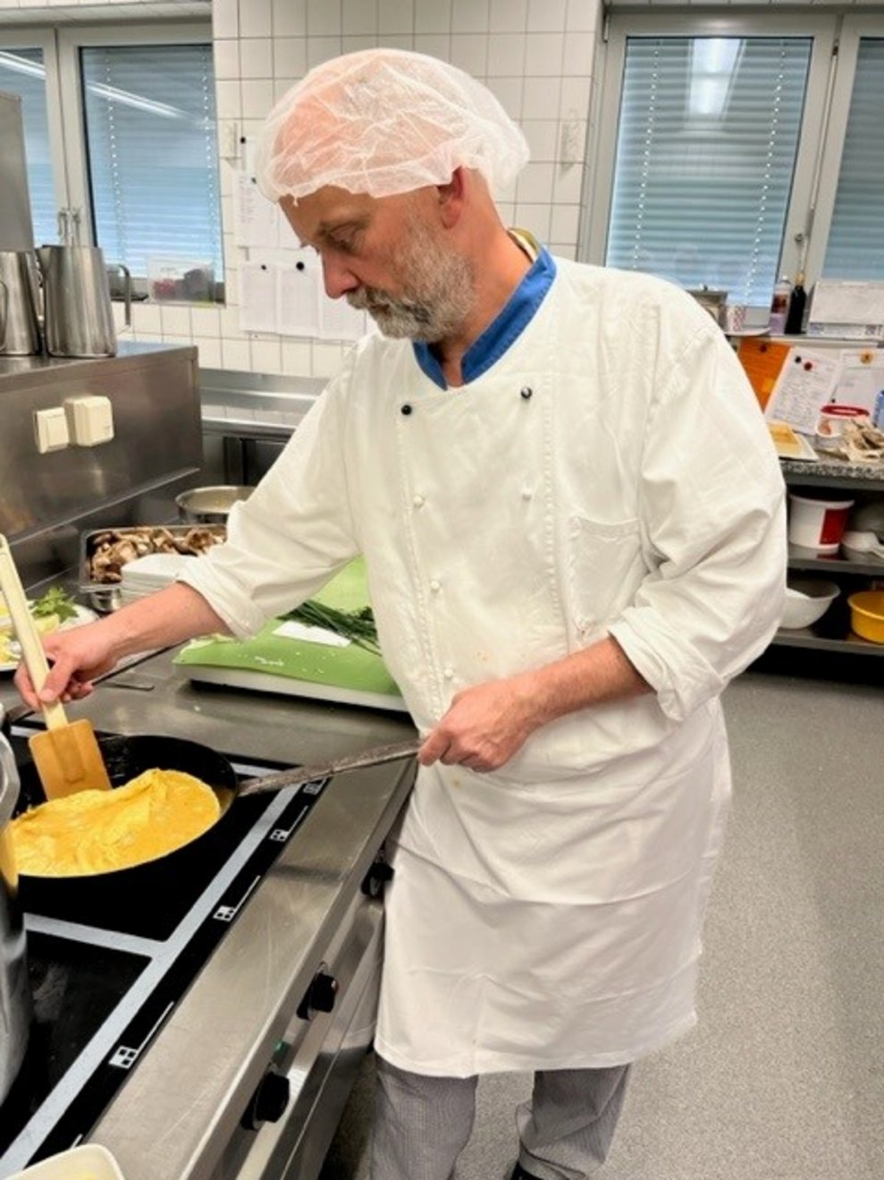 Der Küchenchef bereitet das Omlette zu.
