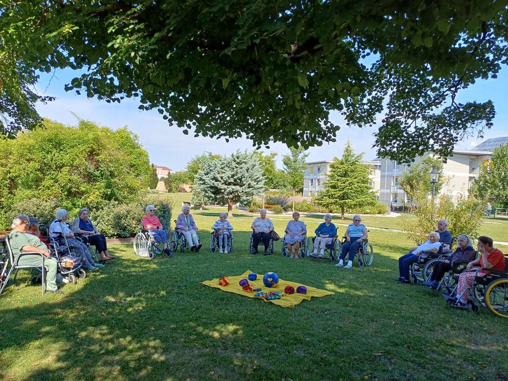 Unsere Bewohnerinnen beim Picknick im Schlosspark