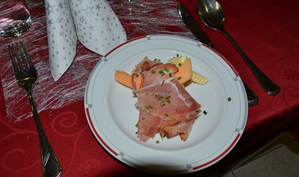 Als Vorspeise wurde Melone mit Rohschinken serviert. 