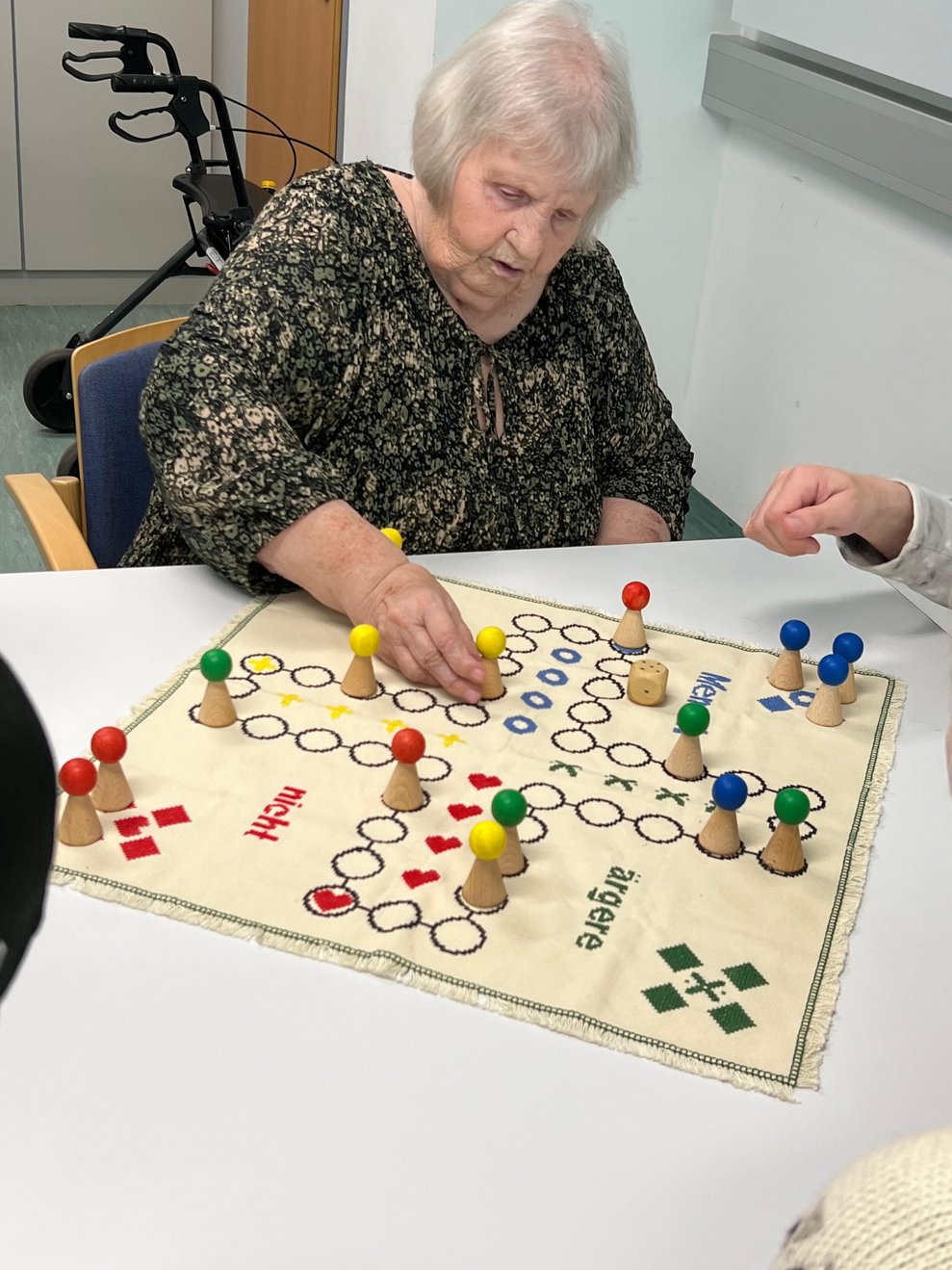 Frau Hermine Seelhofer beim "Mensch ärgere dich nicht" Spiel