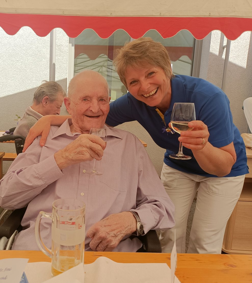 Auch ein Glas Wein darf genossen werden.
